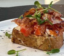 Френч тост с криспи беконом, курицей, соусом айоли