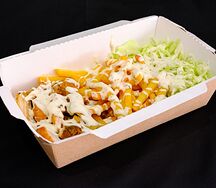 Гирос с цыплёнком, салатом и чесночным соусом
