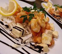 Салат Заморский из овощей с креветками и сыром камамбер