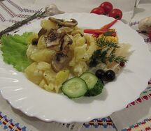 Картопля томлёная на молоке с жареным луком и грибами