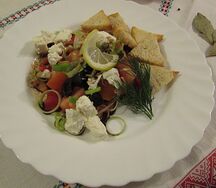 Салат Дамский с чесночными гренками, фетой и овощами