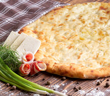 Пирог с сыром и грудинкой