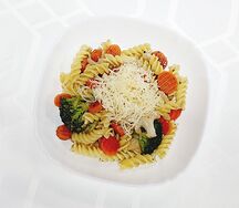 Фузилли с брокколи и овощами