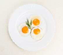 Яичница-глазунья из трех яиц