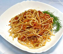 Макароны с овощами и томатным соусом