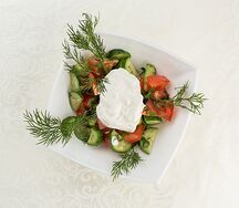 Салат из свежих овощей со сметаной