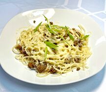 Спагетти с овощами и говядиной под сыром