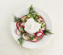 Салат из свежего редиса и огурца