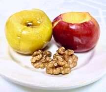 Яблоко с грецким орехом запеченное