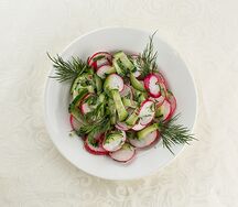 Салат из свежего редиса с огурцом и маслом