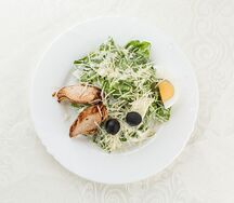 Салат Цезарь с курицей