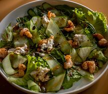 Салат с креветками, страчателлой и азиатским соусом