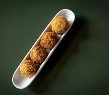 Крокеты из креветок, творожного сыра и карамелизированных грибов