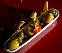 Сет из оливок, артишоков и огурцов в тростниковом маринаде