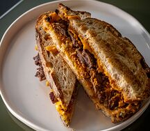 Стейк-сэндвич с соусом айоли и овощами