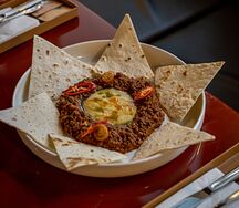 Чили кон карне с кукурузным пюре и тортильей