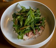 Салат с копченым лососем и муссом из артишоков