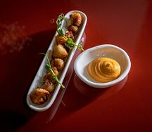 Сердечки жареные с соусом айоли чили