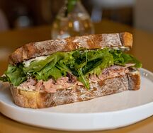 Сэндвич с копченым лососем и соусом тартар