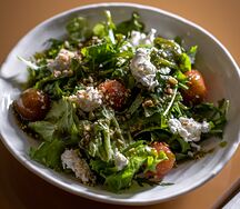 Салат с черри, козьим сыром, хересной заправкой и орехами