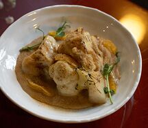 Стейк из цветной капусты с цитрусами и ореховым соусом