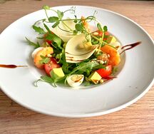 Салат из рукколы с креветками