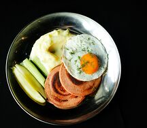 Жареная колбаса с яйцом и картофельным пюре