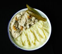 Бефстроганов с пюре и солеными огурчиками