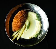 Котлета по-киевски с картофельным пюре 