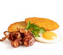 Драники с беконом и яйцом