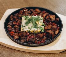 Сочная баранина с вишней и рисом