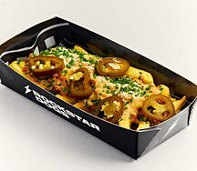 Картофель фри с мясным чили и халапеньо