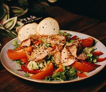 Салат с беконом и крутонами