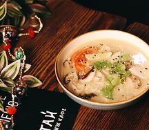 Том кха с курицей и лапшой