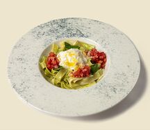 Феттуччине с песто, страчателлой и томатами