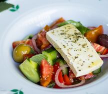 Греческий салат с сыром фета