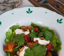 Теплый салат с баклажанами, кешью и чимичурри