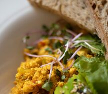 Скрэмбл с авокадо и с гречневым хлебом