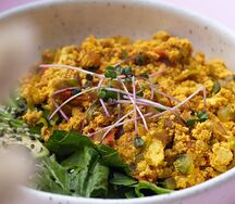 Скрэмбл с авокадо и бездрожжевым хлебом