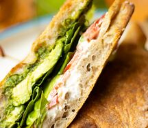 Сэндвич с песто и томатами New