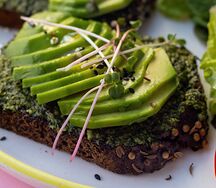 Авокадо-тост на гречневом хлебе