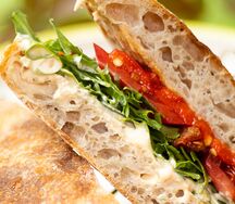 Сэндвич с печеными перцами и хумусом New