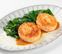 Крабовые котлеты со шпинатом и соусом мисо
