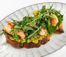 Брускетта с креветками и гуакамоле