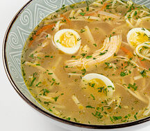 Куриный бульон с домашней лапшой