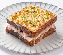 Croque Miss You с тамбовским окороком и грюйером