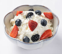 Творог с ванилью, взбитыми сливками и ягодами