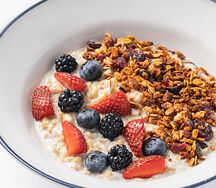 Овсяная каша с гранолой и свежими ягодами