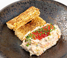 Рийет из копченой карельской форели с красной икрой