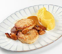 Куриные котлеты с пюре из печеного картофеля и белыми грибами